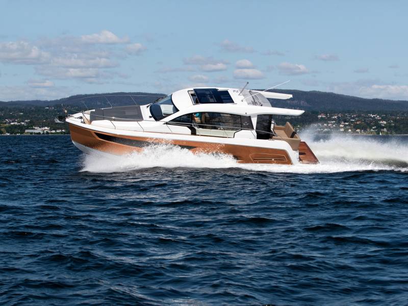 Sealine C390 Tireless